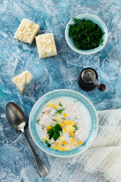 Zelfgemaakte soep met kippenvlees, maïs, aardappelen en peterselie laat in keramische kom. Eenvoudige hutspot. — Stockfoto