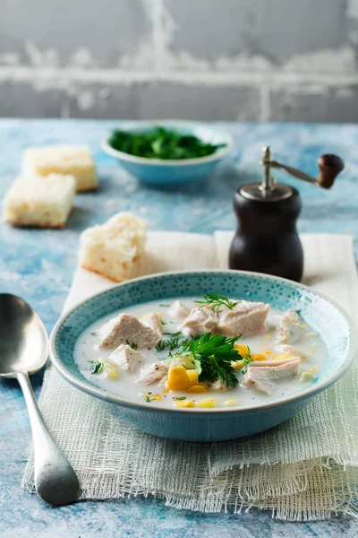 Zuppa fatta in casa con carne di pollo, mais, patate e foglie di prezzemolo in una ciotola di ceramica. Stufato semplice . — Foto Stock