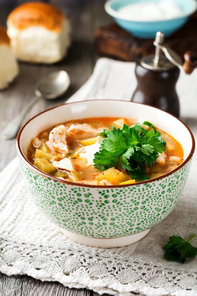 Zuppa tradizionale russa-Rassolnik con cetriolo sottaceto, orzo, pollo, pomodori e prezzemolo in ciotola di ceramica . — Foto Stock