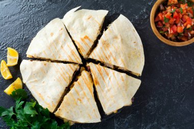 Mexican Quesadilla tavuk, Mısır, kırmızı fasulye, peynir ve biber ve salsa ile. Seçici odak.