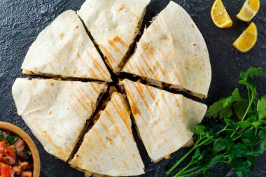 Mexican Quesadilla tavuk, Mısır, kırmızı fasulye, peynir ve biber ve salsa ile. Seçici odak.