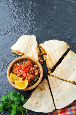 Mexican Quesadilla tavuk, Mısır, kırmızı fasulye, peynir ve biber ve salsa ile. Seçici odak.