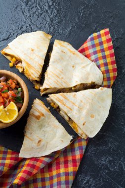 Mexican Quesadilla tavuk, Mısır, kırmızı fasulye, peynir ve biber ve salsa ile. Seçici odak.