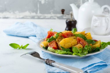 Kızarmış peynir domates ve marul hafif bir arka plan üzerine pişmiş mısır ezmesi, dilim. Kahvaltı konsepti.