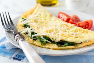 Ispanak, maydanoz ve peynir hafif bir arka plan günü kahvaltıda omlet.