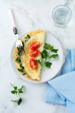 Ispanak, maydanoz ve peynir hafif bir arka plan günü kahvaltıda omlet.