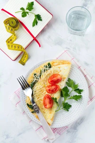 Omelette aux épinards, persil et fromage pour le petit déjeuner sur un fond clair . — Photo