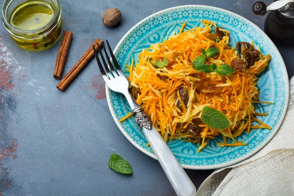 Vegetarian salad with pumpkin, apples and raisins on a light background. — Stock Photo, Image