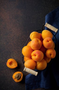 Karanlık bir arka plan üzerinde lezzetli olgun kayısı. Seçici odak. Üstten Görünüm.