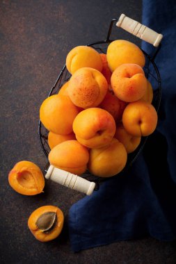 Karanlık bir arka plan üzerinde lezzetli olgun kayısı. Seçici odak. Üstten Görünüm.