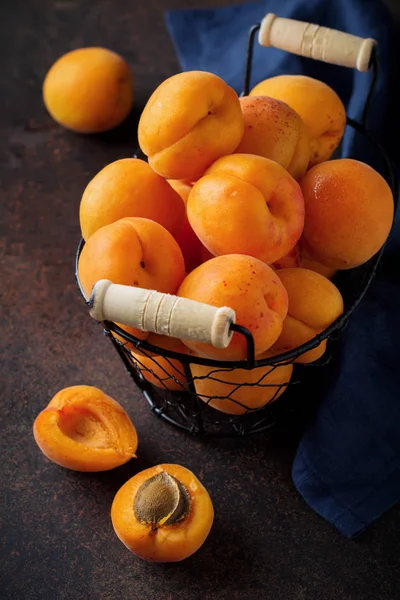 Karanlık bir arka plan üzerinde lezzetli olgun kayısı. Seçici odak.