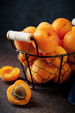 Karanlık bir arka plan üzerinde lezzetli olgun kayısı. Seçici odak. 