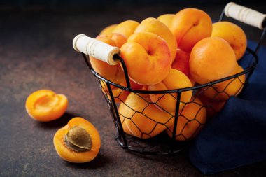 Karanlık bir arka plan üzerinde lezzetli olgun kayısı. Seçici odak. Üstten Görünüm.