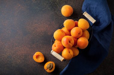 Karanlık bir arka plan üzerinde lezzetli olgun kayısı. Seçici odak. Üstten Görünüm.