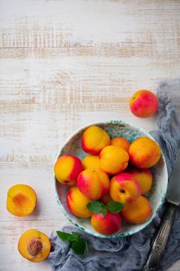 Taze sulu meyve nektarin Beyaz ahşap zemin üzerinde metal kılavuzunda.