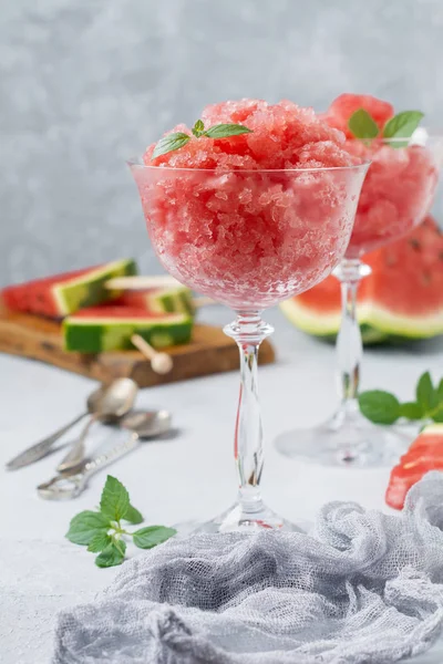 Granito sandía con menta, bebida refrescante verano en vidrio sobre un fondo de hormigón gris . — Foto de Stock