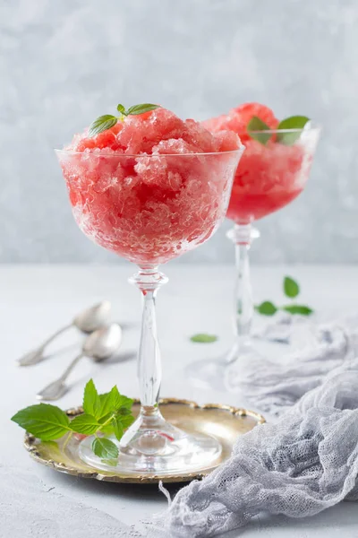 Granito sandía con menta, bebida refrescante verano en vidrio sobre un fondo de hormigón gris . — Foto de Stock