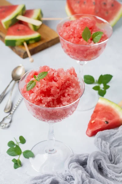 Karpuz granit cam gri beton zemin üzerine nane, yaz ferahlatıcı içki ile.