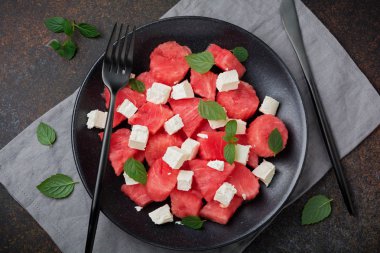 Nane siyah seramik plaka ile karpuz ve beyaz peynirli salata. Geleneksel Akdeniz İtalyan salatası.