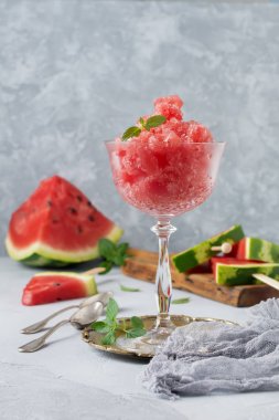 Karpuz granita cam gri beton zemin üzerine nane, yaz ferahlatıcı içki ile.