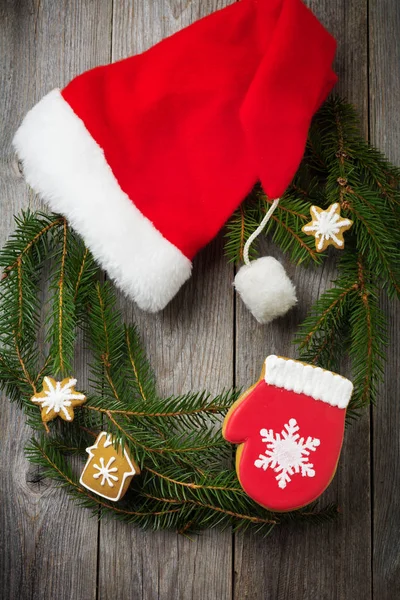 Karácsonyi koszorú, karácsonyi fa ágai és a New Year's szüreti játékok egy régi fából készült háttér. — Stock Fotó