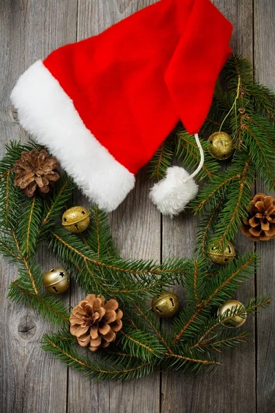Karácsonyi koszorú, karácsonyi fa ágai és a New Year's szüreti játékok egy régi fából készült háttér. — Stock Fotó