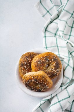 Simit Tekstil peçeteye bir ışık taş veya beton arka plan bir seramik eski kase. 