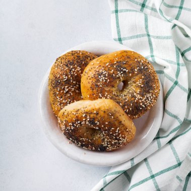 Simit Tekstil peçeteye bir ışık taş veya beton arka plan bir seramik eski kase. 