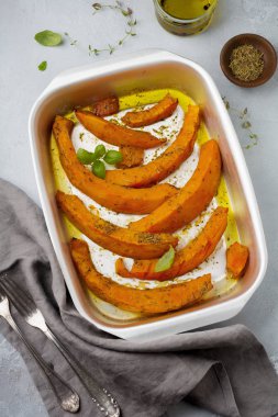 Kızarmış kabak dilimleri otlar ve biber, zeytin yağı bir gri beton veya taş arka plan ile. 