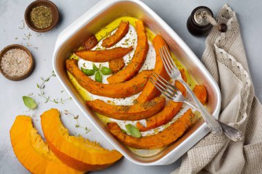 Kızarmış kabak dilimleri otlar ve biber, zeytin yağı bir gri beton veya taş arka plan ile. 