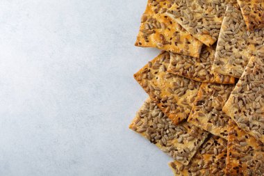 Arka plan ayçiçeği tohumu, keten ve susam tohumu ile yararlı ekmek.