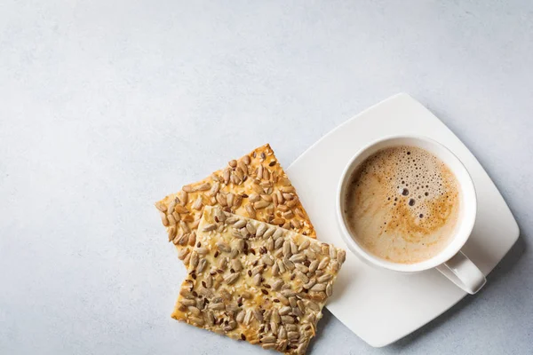 One cup of coffee with marshmellows on  light concrete or stone background. — Stock Photo, Image