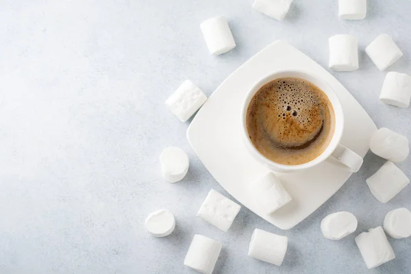 One cup of coffee with marshmellows on  light concrete or stone background. — Stock Photo, Image