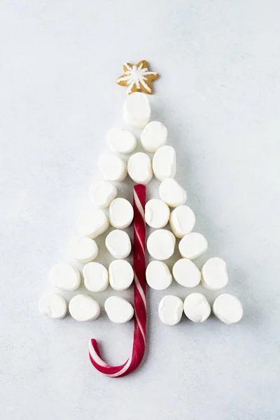 Karácsonyfa candy, mézeskalács, marshmallows, és cukrászda tarka por könnyű kő háttér. — Stock Fotó