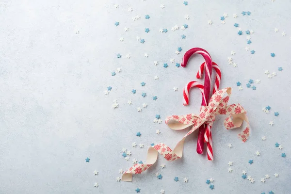 Χριστουγεννιάτικα γλυκά και του ζαχαροπλάστη πολύχρωμα σκόνη στο φως πέτρα ή το σκυρόδεμα φόντο. — Φωτογραφία Αρχείου