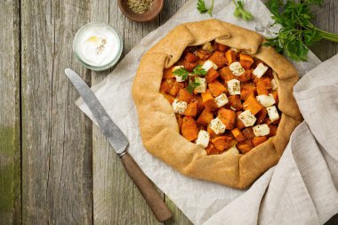 Galette'ye veya bir eski beton veya taş gri arka plan üzerinde kabak ve beyaz peynirli pizza. 