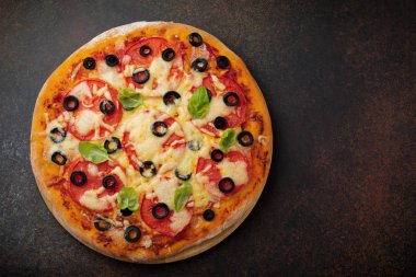 Pizza margarita domates, mazarella ve karanlık bir beton veya taş zemin üzerine zeytin dilimleri ile. 