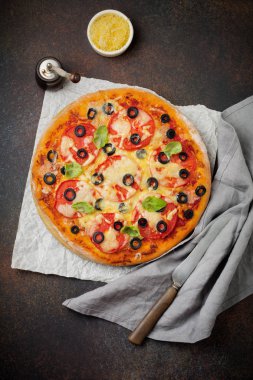 Pizza margarita domates, mazarella ve karanlık bir beton veya taş zemin üzerine zeytin dilimleri ile. 