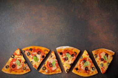 Pizza margarita domates, mazarella ve karanlık bir beton veya taş zemin üzerine zeytin dilimleri ile. 