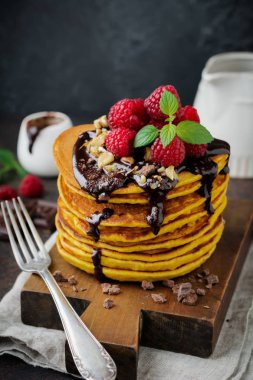 Taze ahududu, çikolata ve ceviz karanlık taş veya beton arka plan ile kabak krep.