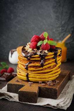 Taze ahududu, çikolata ve ceviz karanlık taş veya beton arka plan ile kabak krep.