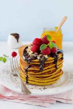 Taze ahududu, çikolata ve ceviz ışık taş veya beton arka plan ile kabak krep.