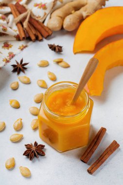 Tarçın, anason ve bir ışık taş veya beton arka plan üzerinde kapalı bir kutu içinde zencefil ile baharatlı kabak püresi.