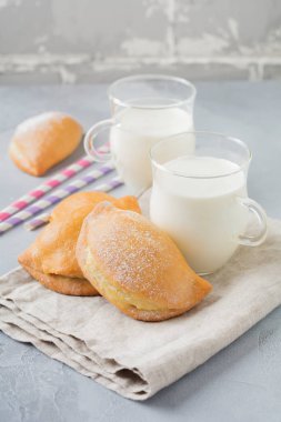 Pasties süzme peynir ve hafif bir ahşap zemin üzerine pudra şekeri ile. Geleneksel Rus pasta Sochnik.