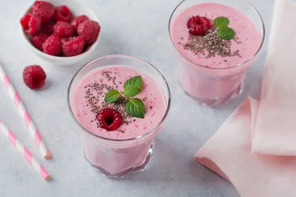 Batido de framboesa com sementes de chia e hortelã em uma xícara de vidro em uma pedra de luz cinza ou fundo de concreto . — Fotografia de Stock