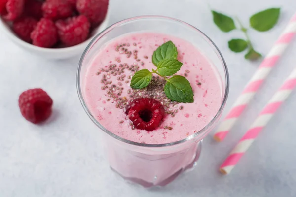 Batido de framboesa com sementes de chia e hortelã em uma xícara de vidro em uma pedra de luz cinza ou fundo de concreto . — Fotografia de Stock