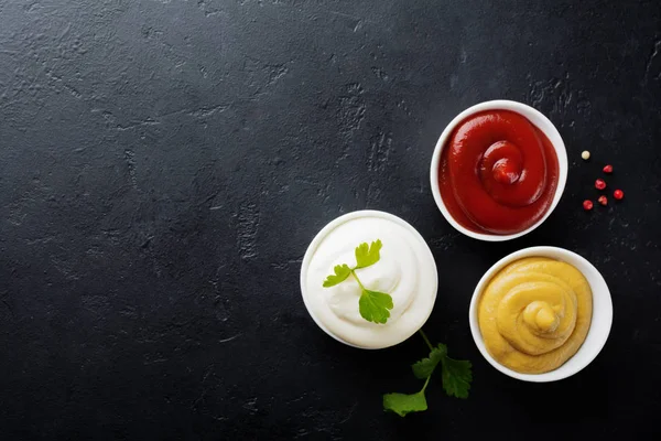 Conjunto Tres Salsas Mayonesa Mostaza Ketchup Cuencos Cerámica Blanca Sobre — Foto de Stock