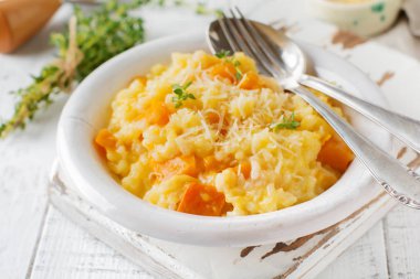 Kabak risotto ile kekik, sarımsak, parmesan peyniri ve hafif ahşap zemin üzerine beyaz şarap. Seçici odak. Rustik tarzı. Üstten Görünüm.