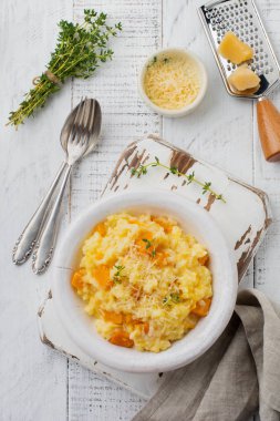 Kabak risotto ile kekik, sarımsak, parmesan peyniri ve hafif ahşap zemin üzerine beyaz şarap. Seçici odak. Rustik tarzı. Üstten Görünüm.