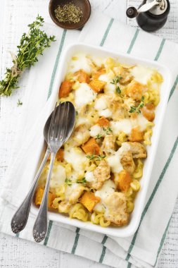 Tavuk eti, kabak, makarna, kekik, peynir ve hafif beton veya taş zemin üzerine seramik formundaki Beşamel sos güveç. Seçici odak. Üstten Görünüm. Kopya alanı.